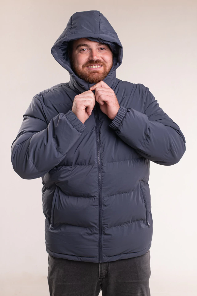 CAMPERA CON CAPUCHA DESMONTABLE BOLSILLO INTERIOR 2XL AL 4XL